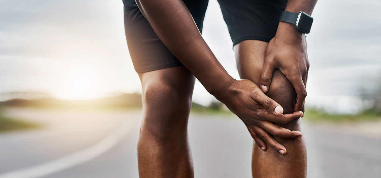 Injured-runner-touching-his-knee